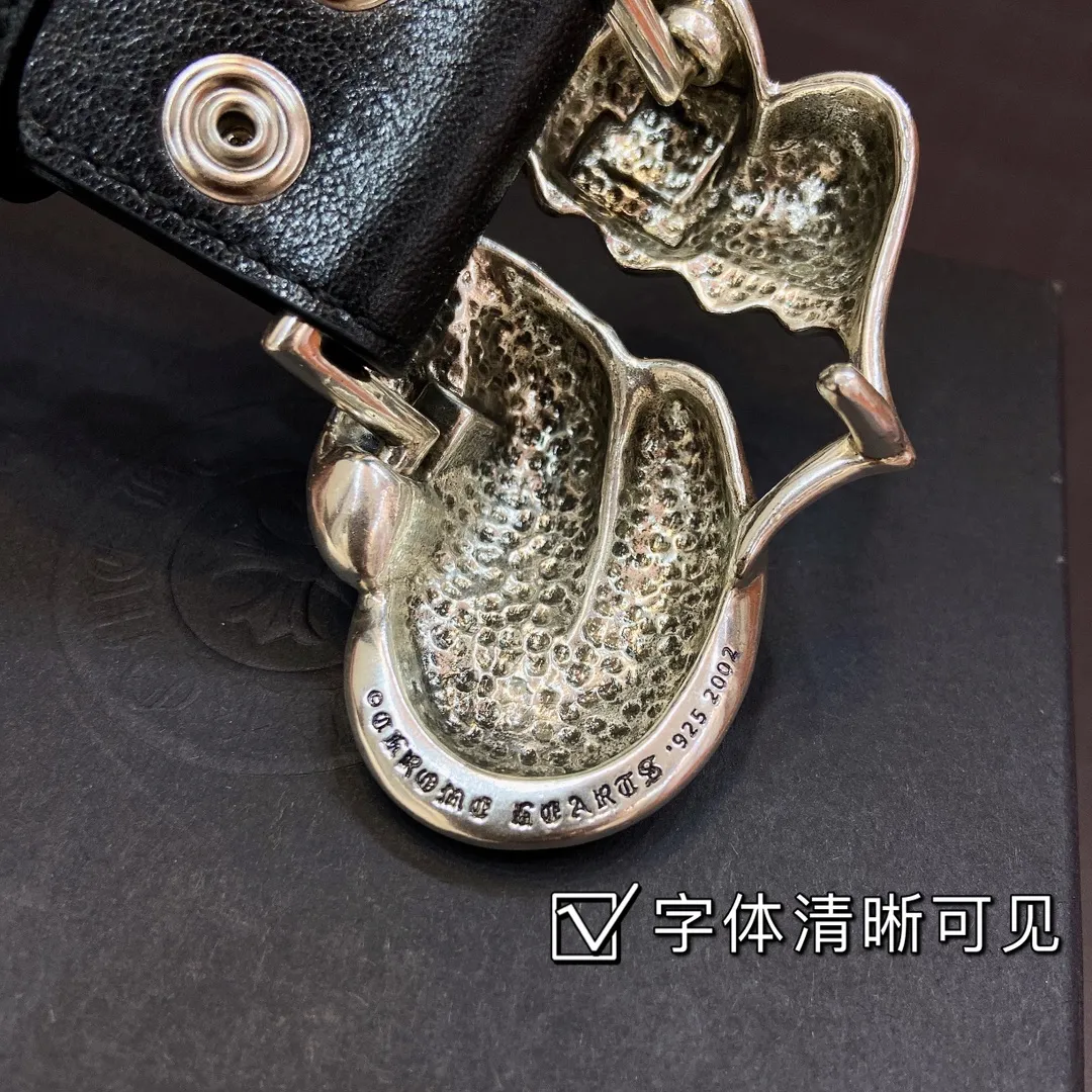 💰760💰Full package💰 💍purchasing grade pure copper silver plated 925 fidelity version 𝐂𝐡𝐫𝐨𝐦𝐞𝐇𝐞𝐚𝐫𝐭𝐬 Crow heart detachable style The Big Tongue's pure copper silver-plated 925 hardware has an old and rough style. During production, the black color after oxidation of 925 silver is deliberately retained, and then polished to form a shiny silver surface with soft gray and black shadows. The layering is very obvious. The imported oil-waxed leather is spliced ​​with colorful crosses, integrating rock punk, goth, street hip-hop and other elements. Its design style is unique and full of mystery and luxury.  Width 3.8cm.